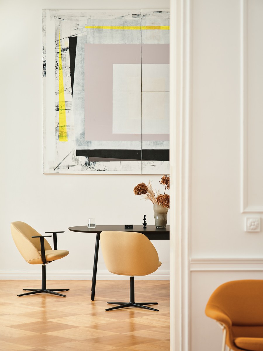 Loungesessel Paralel mit gepolsterter Sitzschale in Dunkelbeige, 4-Sternfuss-Drehgestell aus Aluminium, organische Form von Mdd