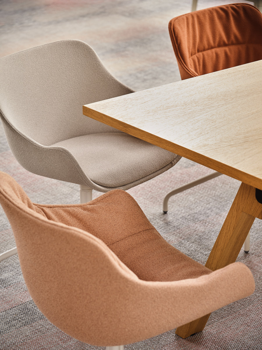 Eleganter Drehstuhl Baltic Classic BL4P19K mit moderner Ästhetik und bequemer Polsterung, ideal für stilvolle Büros und Arbeitsräume.