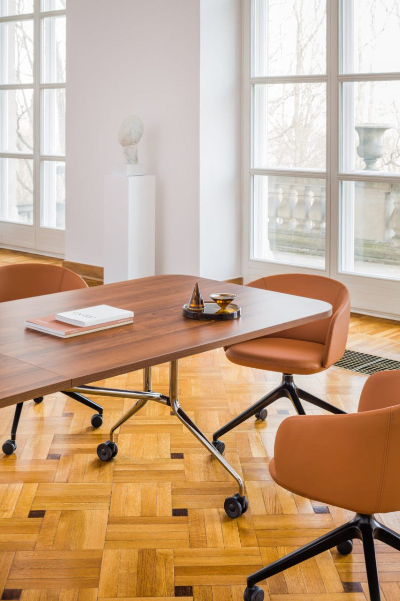 Eleganter Plica PCZ03 Klapptisch von Mdd, ideal für Konferenzen, mit modernem Design und funktionalem Klappmechanismus.