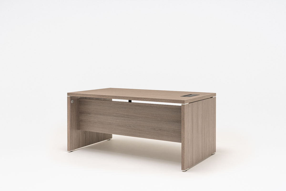 Chefschreibtisch Quando von Mdd mit Tischplatte in Kanadischer Eiche, Aluminium-Details und geradliniger Formgebung im Büro.