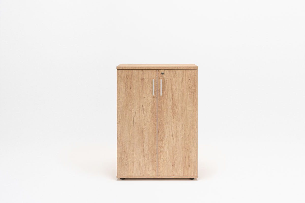 Büroschrank Quando von Mdd aus Melaminplatte in Kanadischer Eiche mit Aluminiumgriffen, abschliessbaren Türen und mehreren Fachböden.