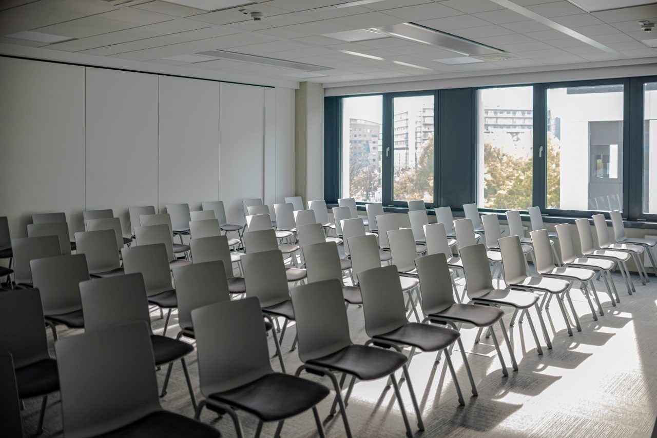 Eleganter Shila SHS01K Stuhl mit robustem 4-Bein-Gestell, ideal für stilvolle Büros und Konferenzräume, gepolstert für optimalen Komfort.