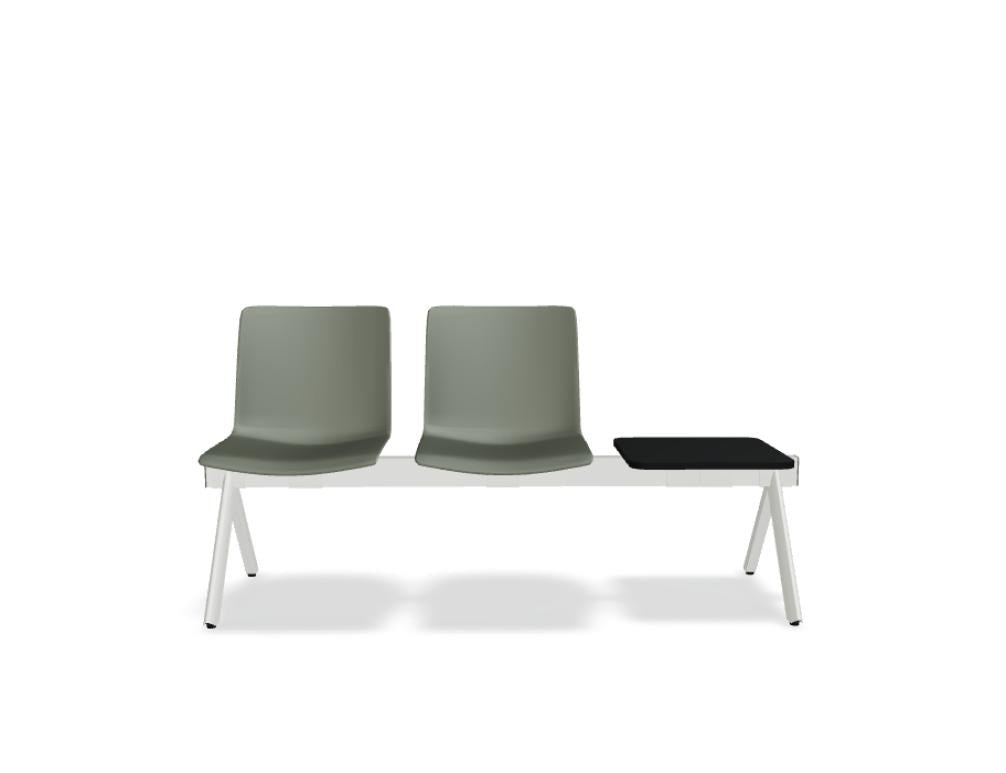 Sitzbank Shila von Mdd mit dunkelgrünem Polypropylen-Sitz, hellgrauem Metallgestell und verchromten Gelenkfüssen, ohne Armlehnen.