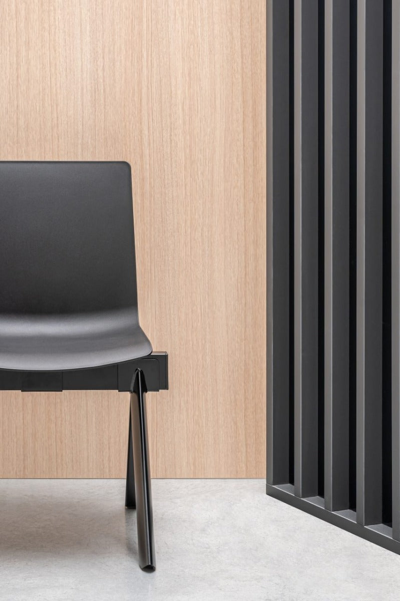 Elegante Shila SH1S1BR Sitzbank von Mdd, ausgestattet mit stilvollem braunen Polster und einem minimalistischen Gestell, ideal für moderne Innenräume.