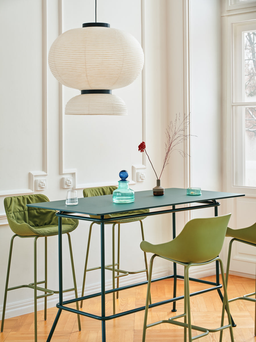 Eleganter Baltic Soft Duo BL5P4H Barhocker von Mdd, präsentiert in einer ansprechenden Umgebung mit komfortabler Polsterung und zeitgemäßem Design.