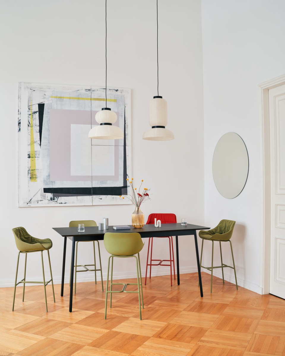 Barhocker Baltic Soft Duo von Mdd in Ziegelrot mit gepolstertem Sitz, gefälteltem Kissen, integrierten Armlehnen und 4-Bein-Metallgestell.