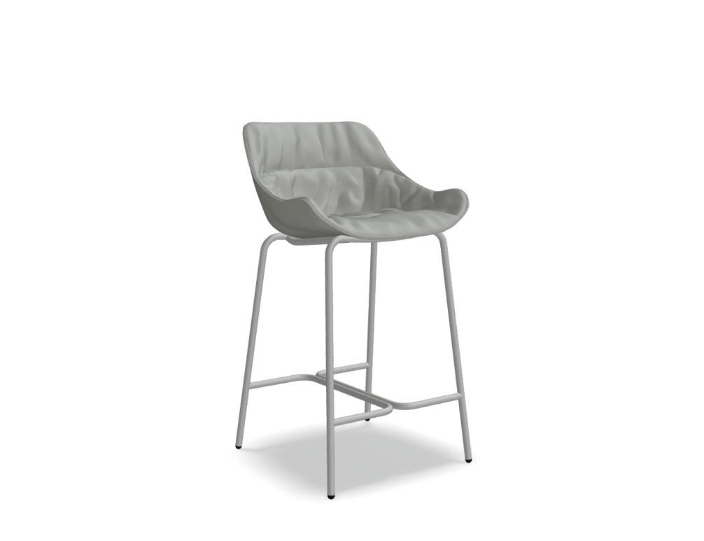 Barhocker Baltic Soft Duo von Mdd in Ziegelrot mit gepolstertem Sitz, gefälteltem Kissen, integrierten Armlehnen und 4-Bein-Metallgestell.