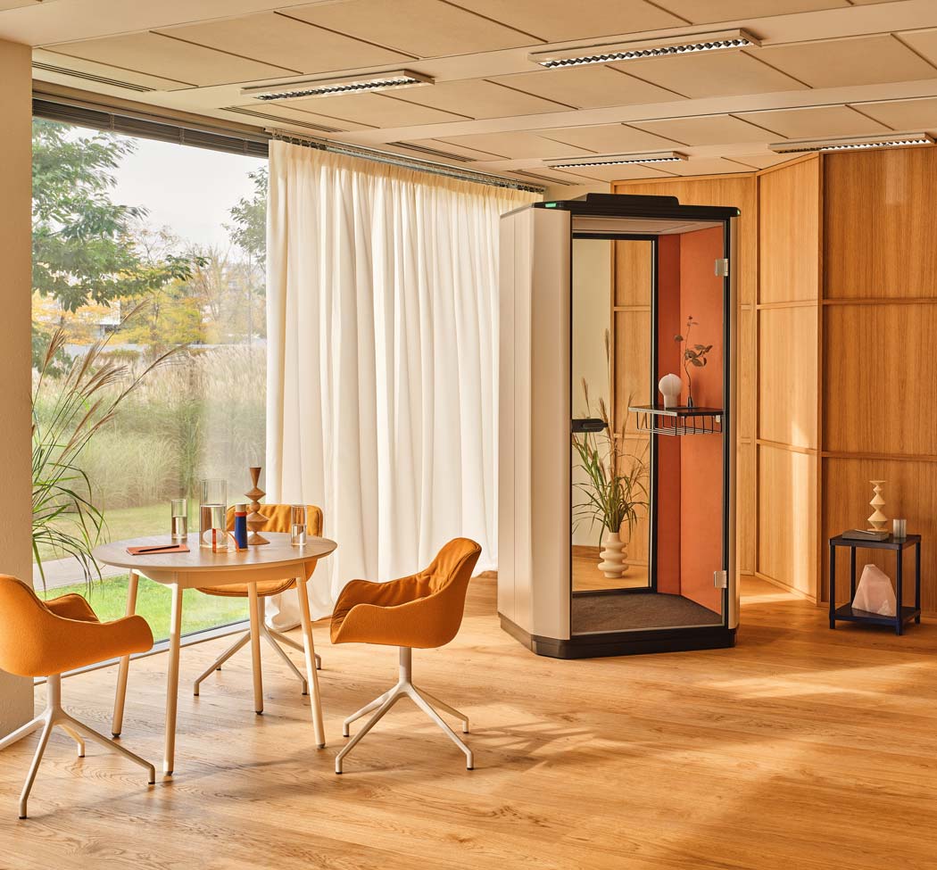 Eleganter Drehstuhl Baltic Soft Duo BL5P19 mit komfortabler Polsterung und stilvoller runder Basis, ideal für moderne Büros.