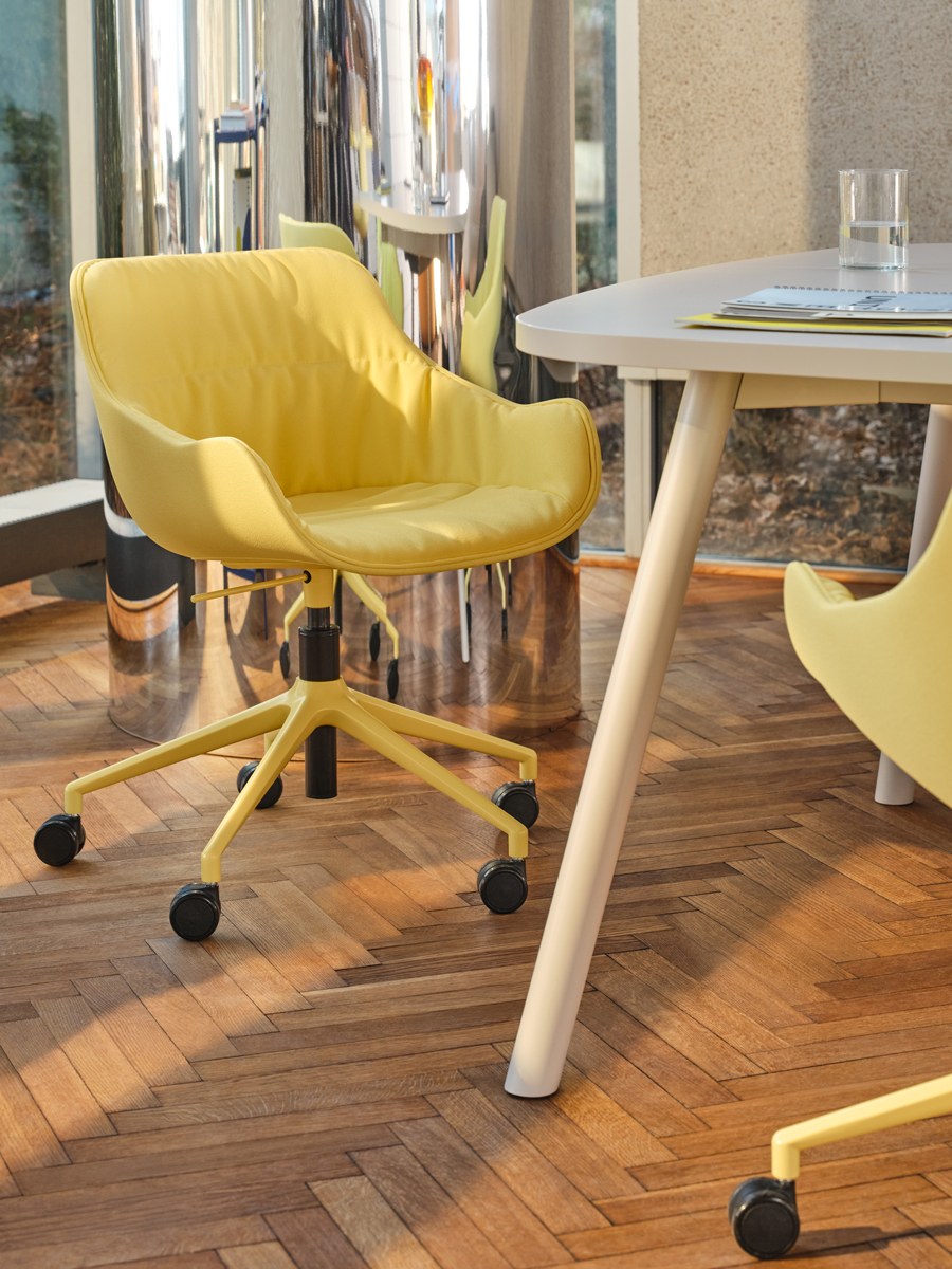 Bürostuhl Baltic Soft Duo von Mdd in Dunkelgrau mit gepolstertem Kunststoffschalensitz, gefälteltem Kissen und Aluminium-Drehfuss.