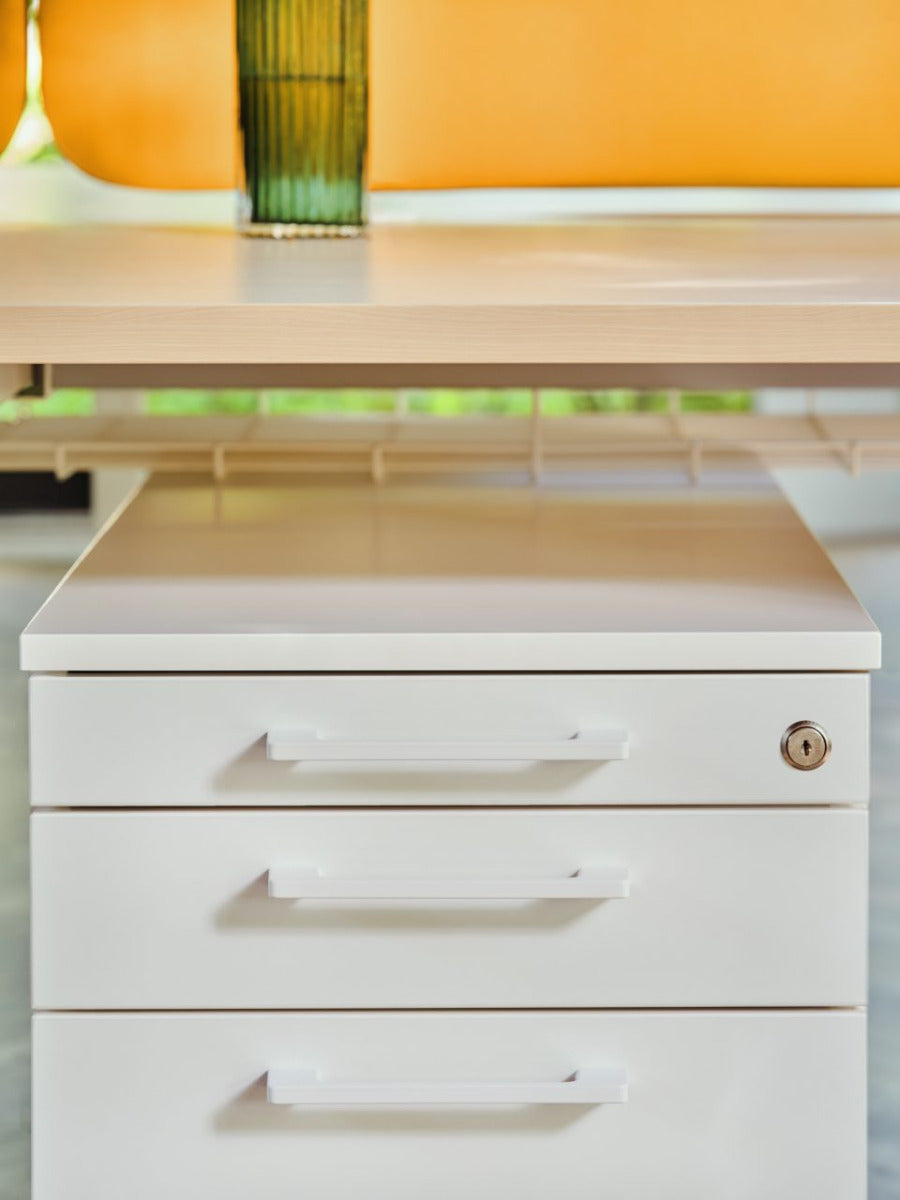 Eleganter Rollcontainer KDT12 in zeitlosem Grau, ideal für Büros, mit zwei funktionalen Schubladen und praktischen Rollen für einfache Handhabung.
