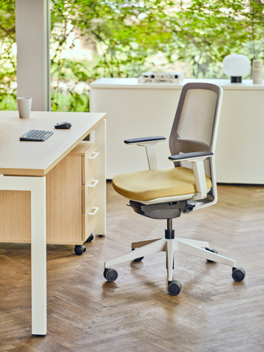 Der Basic KKT11 Rollcontainer von MDD vereint Funktionalität und Stil, perfekt für die Organisation von Büromaterialien in jedem modernen Arbeitsumfeld.