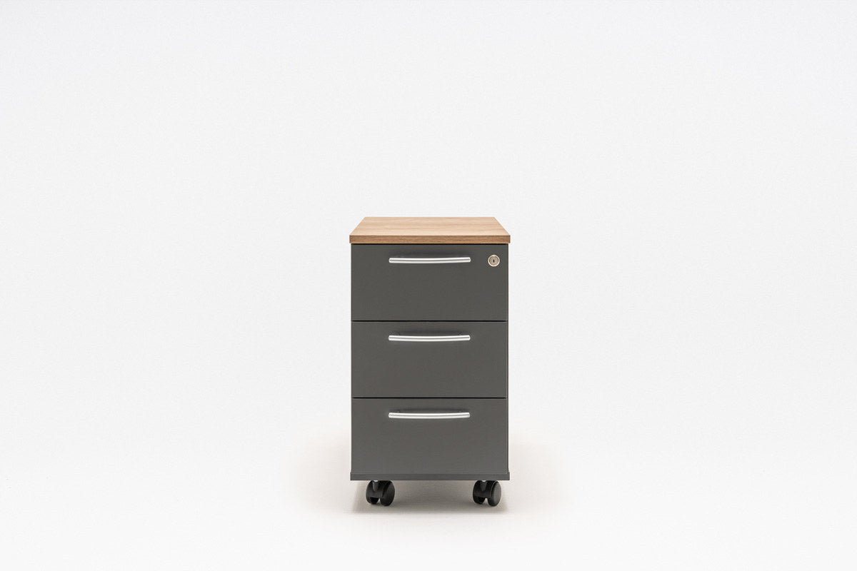 Schwarzer Rollcontainer Basic von Mdd aus Melaminplatte mit ABS-Umleimer, drei Schubladen, Aluminiumgriffen und Rollen mit Bremse.