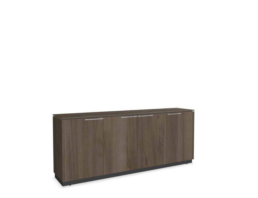 Anthrazitfarbenes Sideboard mit vier Türpaaren, Aluminiumgriffen und Melaminoberflächen, freistehend im Studio fotografiert.