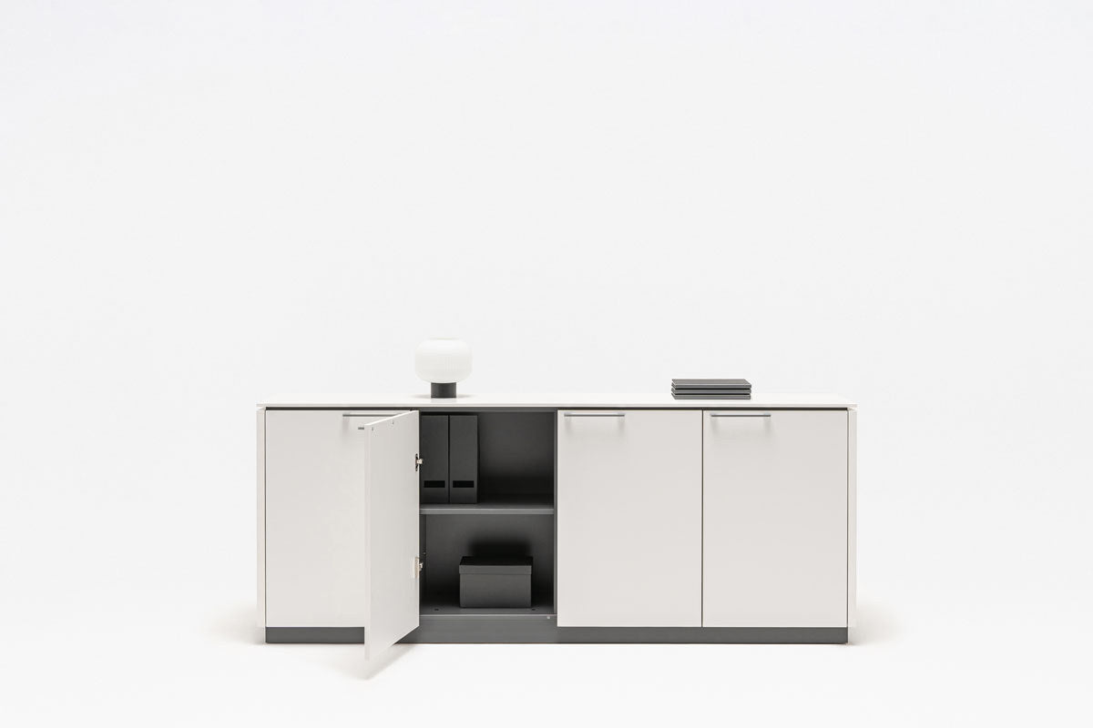 Anthrazitfarbenes Sideboard mit vier Türpaaren, Aluminiumgriffen und Melaminoberflächen, freistehend im Studio fotografiert.