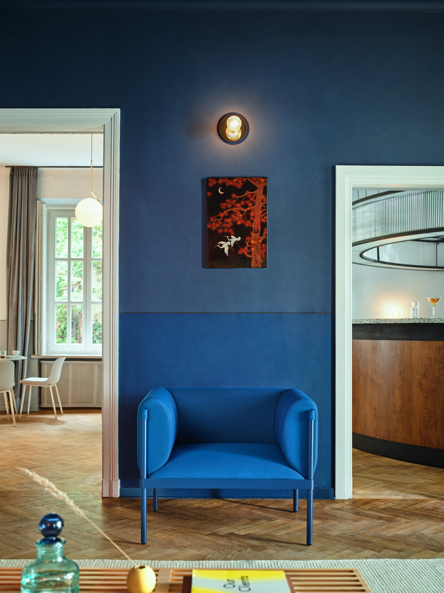 Eleganter Sessel Stilt SIS1 mit niedriger Rückenlehne, ideal für entspannte Lounge-Bereiche, kombiniert modernes Design mit hochwertigem Holz.