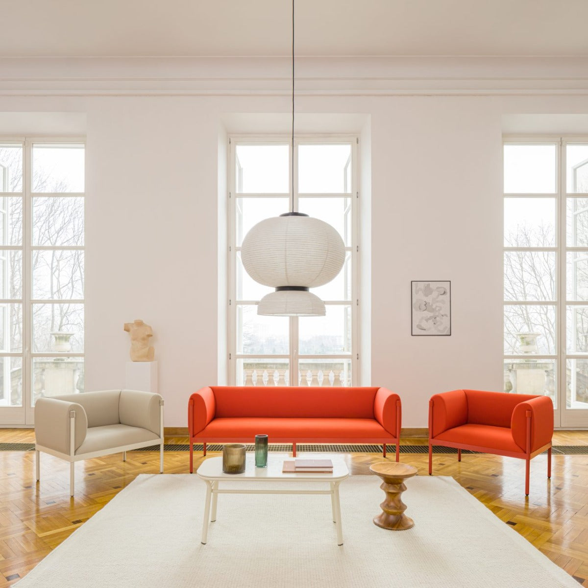 Eleganter Sessel Stilt SIS1 mit niedriger Rückenlehne, ideal für moderne Wohnräume, bietet eine harmonische Kombination aus Design und Bequemlichkeit.