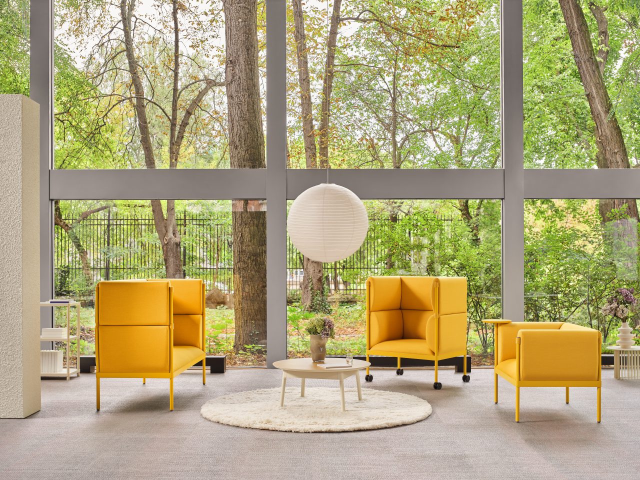 Moderner Sessel Stilt SIS1 mit niedriger Rückenlehne, perfekt für stilvolle Interiors, vereint Komfort und zeitgemäßes Design.