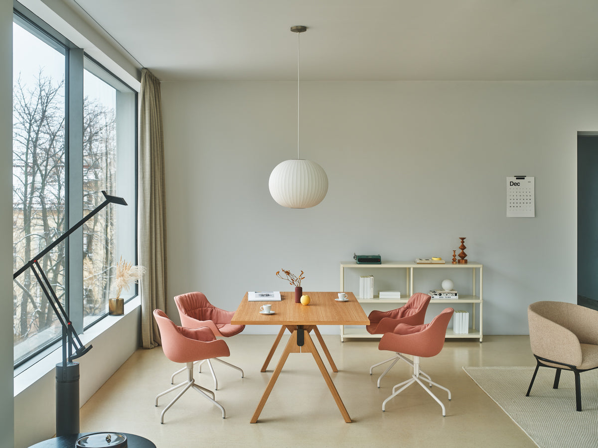 Elegantes Standregal Stilt SIR21 von MDD, ideal zur stilvollen Aufbewahrung und Präsentation von Büchern und Wohnaccessoires.