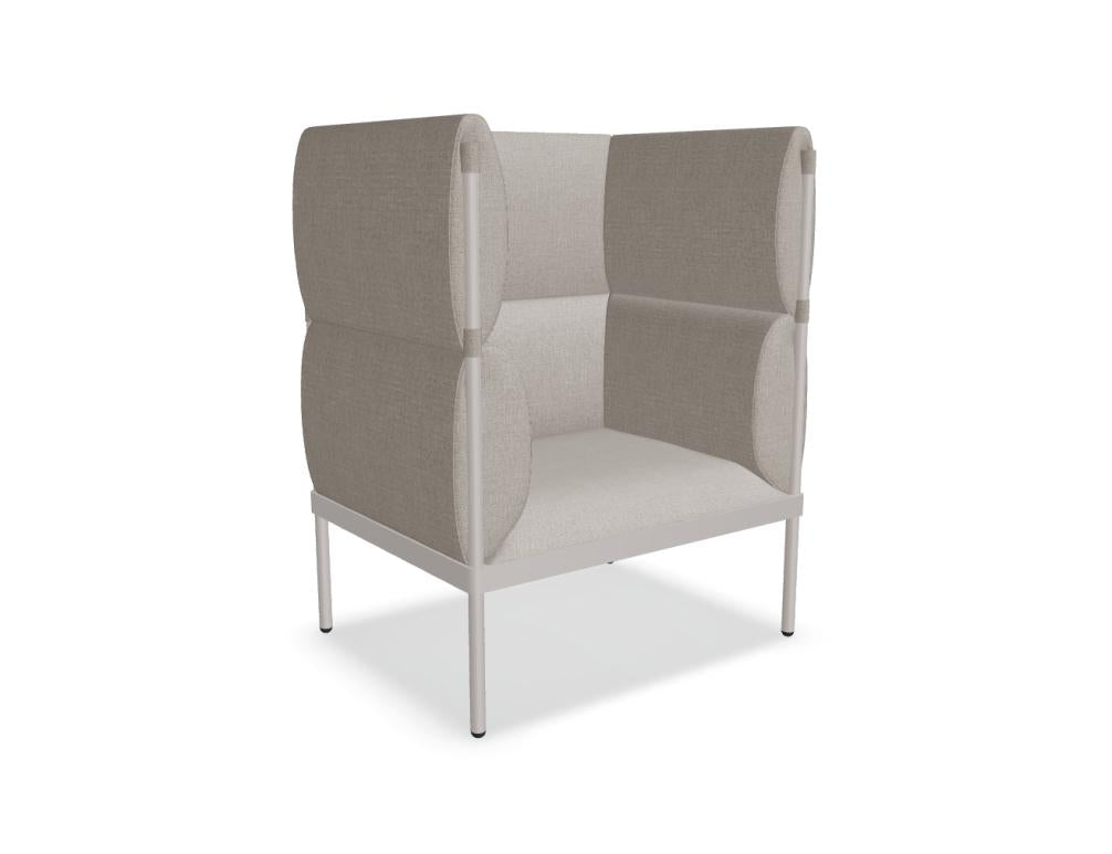 Stilt SISH1: Moderner Sessel mit hohem Rücken, sanften Linien und bequemer Sitzfläche in neutralem Stoff, ideal für Wohnzimmer und Leseecken.