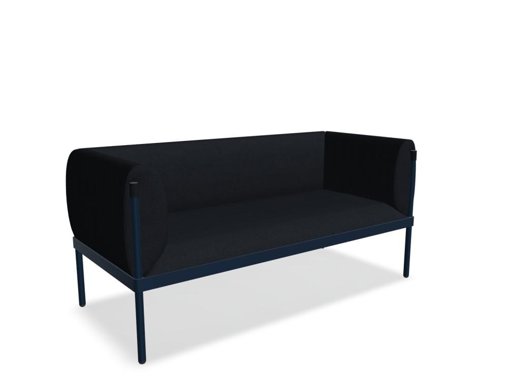 Dunkelblaues Sofa Stilt mit gepolsterter niedriger Rückenlehne, Armlehnen und vierbeinigem Stahlgestell auf hellem Hintergrund.