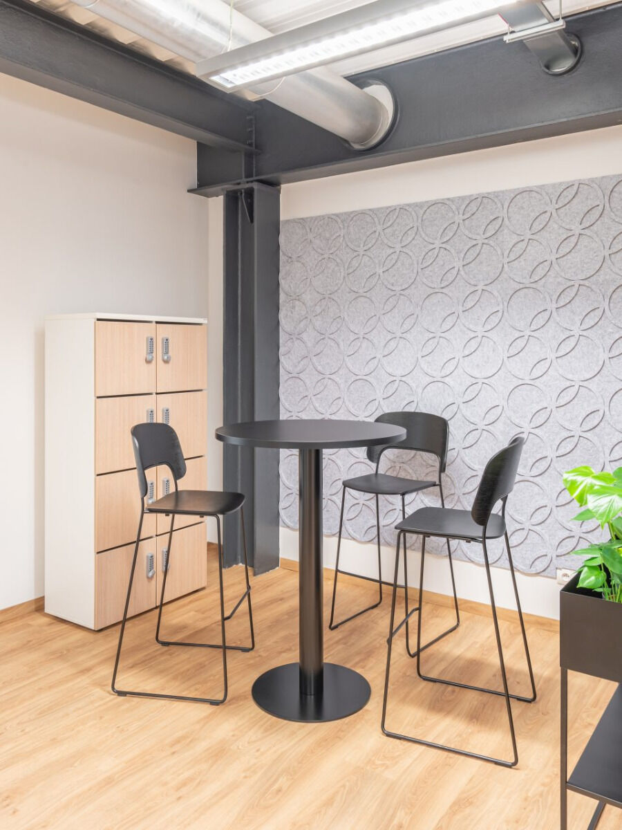 Moderner Hochtisch Tack PS10 von MDD in elegantem Schwarz, mit stilvoller runder Stahlplatte, perfekt für trendige Bars und Küchen.