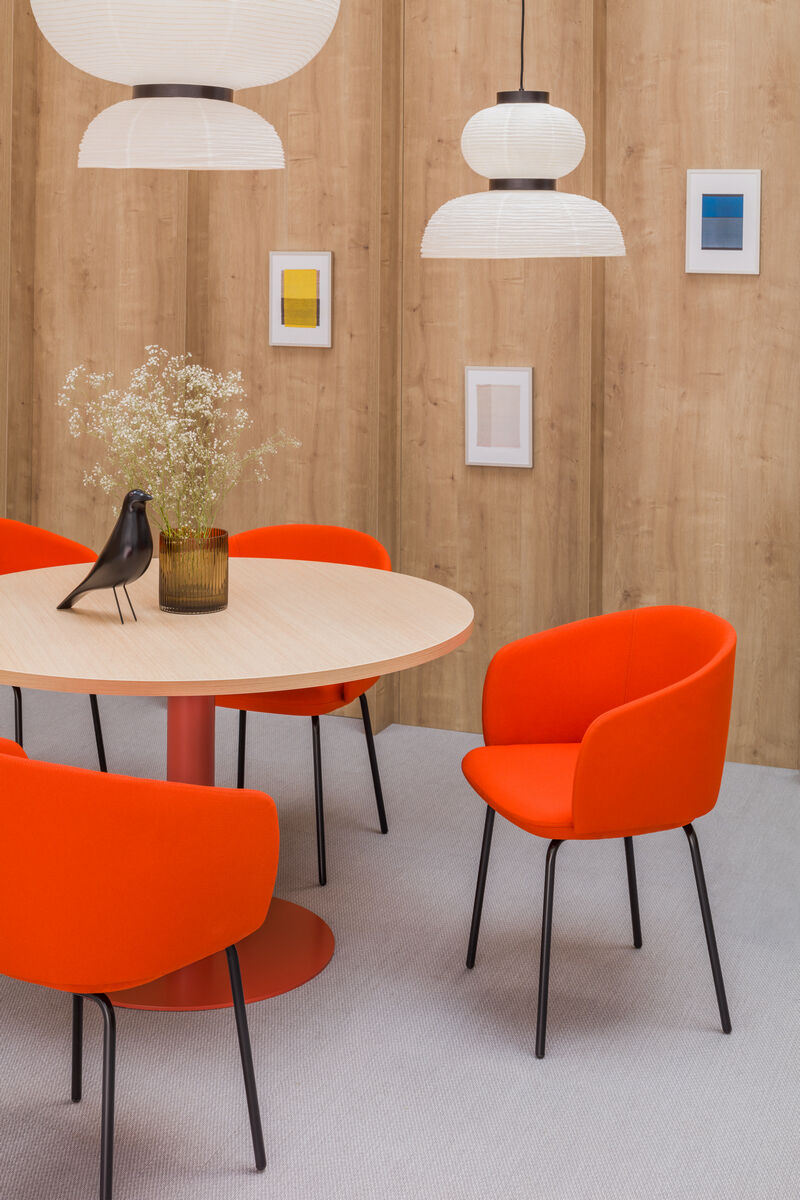 Eleganter Kaffeetisch Tack ST60K von Mdd, runde Tischplatte aus hellem Holz, stilvoller Säulenfuß, ideal für moderne Wohnräume.