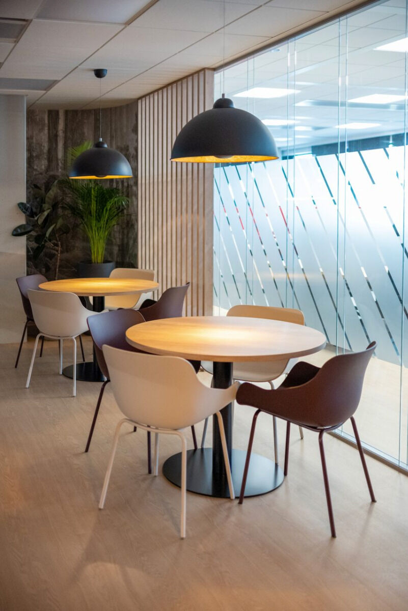 Moderner Tack ST81K Kaffeetisch von MDD, kombiniert stilvolles Design mit hochwertigem Holz und einem ansprechenden, filigranen Gestell.