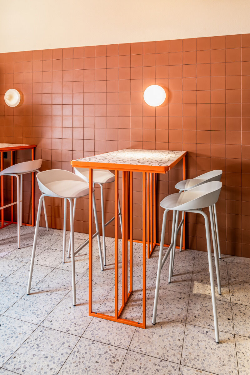 Moderner Barhocker TE01H aus langlebigem Kunststoff, ideal für den Außenbereich und gemütliche Zusammenkünfte im Freien.