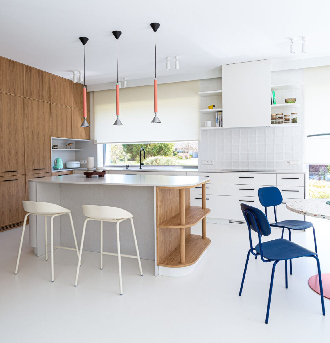Stylischer Outdoor-Barhocker TE01H aus robustem Kunststoff, perfekt für entspannte Abende im Freien und gesellige Runden.