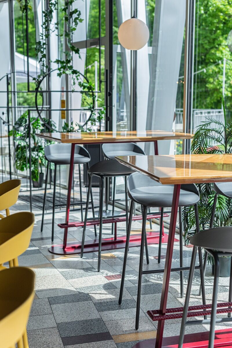 Stylischer Outdoor-Barhocker TE01H aus robustem Kunststoff, perfekt für entspannte Abende im Freien und gesellige Runden.