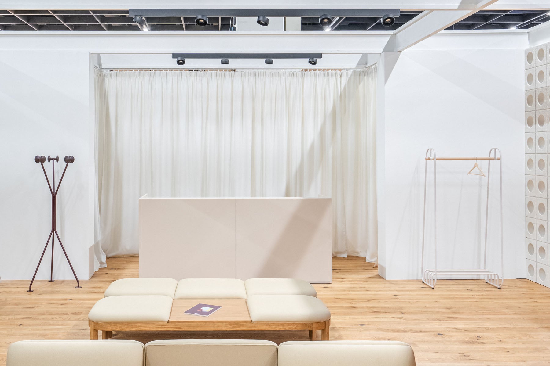 Elegante modulare Empfangstheke Tera TRA122, ideal für moderne Büros, bietet vielseitige Gestaltungsmöglichkeiten und effiziente Raumnutzung.