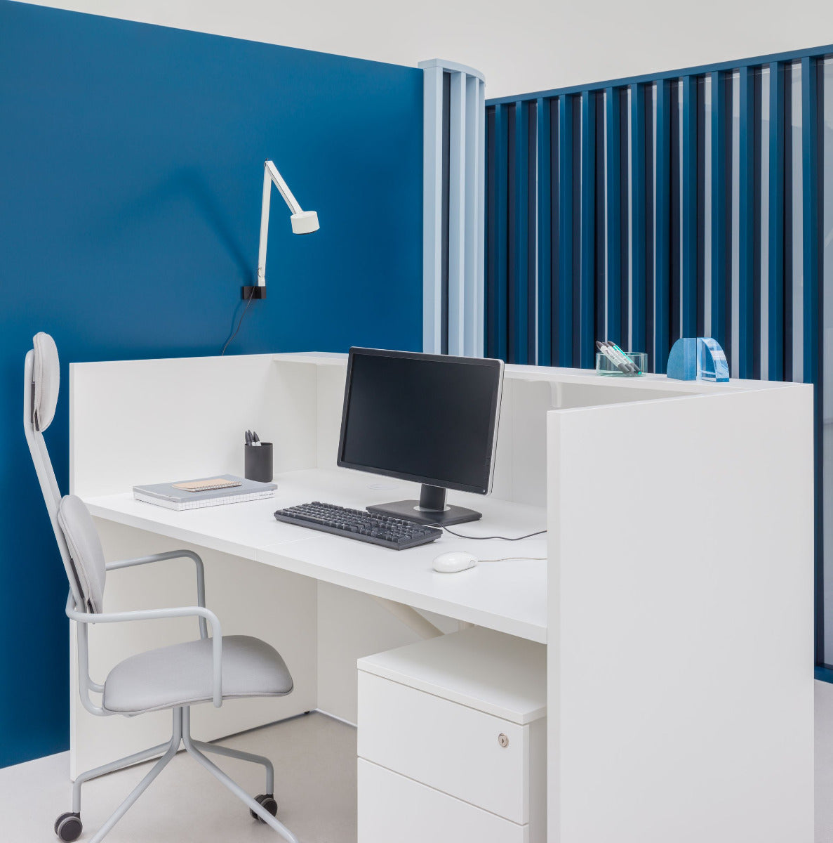 Elegante modulare Empfangstheke Tera TRA17 von MDD, perfekt für zeitgemäße Büros, vereint Design und Funktionalität für Empfangsbereiche.