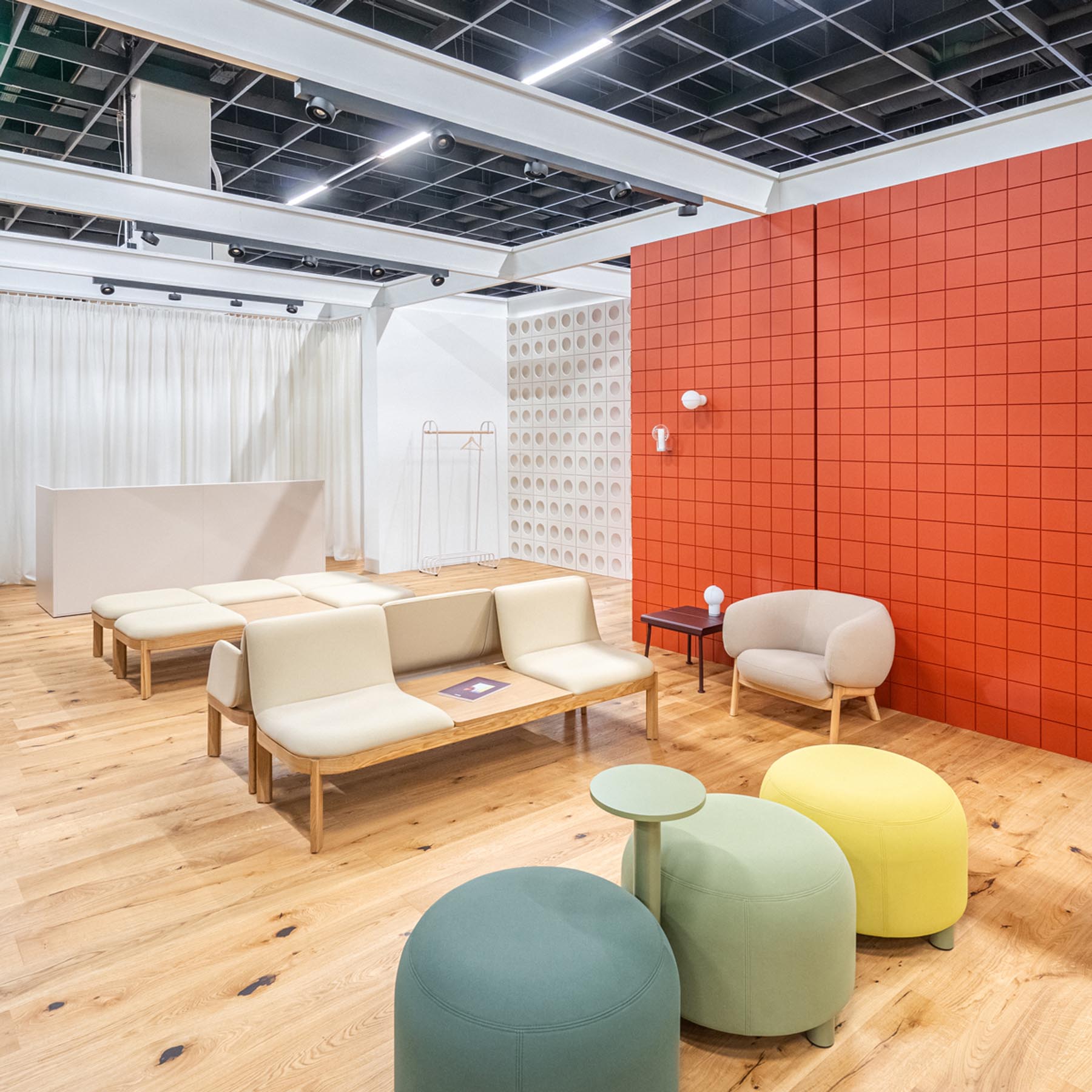 Elegante modulare Empfangstheke Tera TRA40L von Mdd, mit stilvollem Holzdesign und modernem weißen Oberteil, ideal für professionelle Empfangsbereiche.