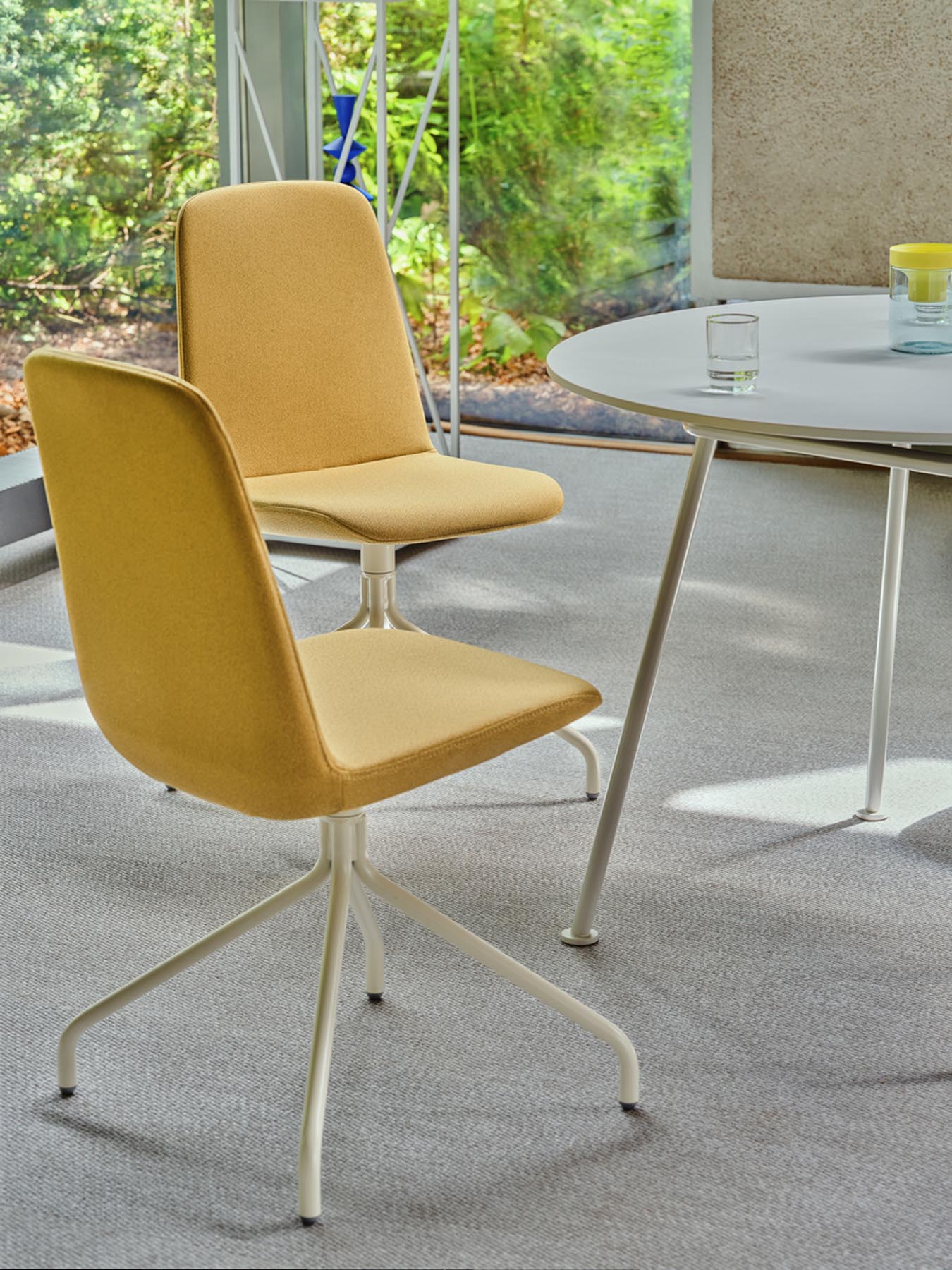Moderner Drehstuhl Ulti UKP19 mit ergonomischem Design, verstellbarer Basis und stilvollem, neutralem Farbton – perfekt für jedes Arbeitsumfeld.