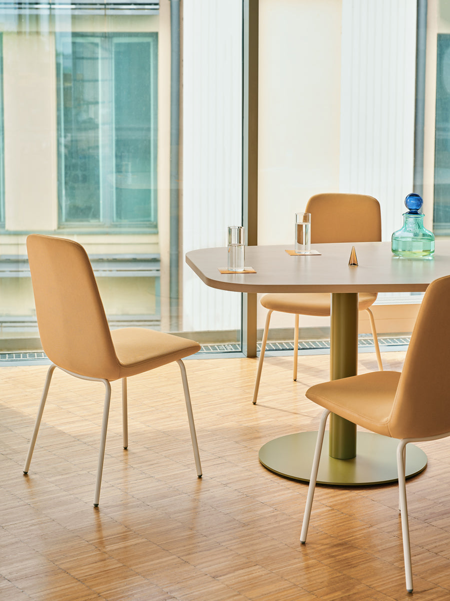 Eleganter Ulti UKP16 Stuhl mit robustem 4-Bein-Gestell, stilvolles Design und bequeme Polsterung, perfekt für moderne Wohn- und Arbeitsräume.