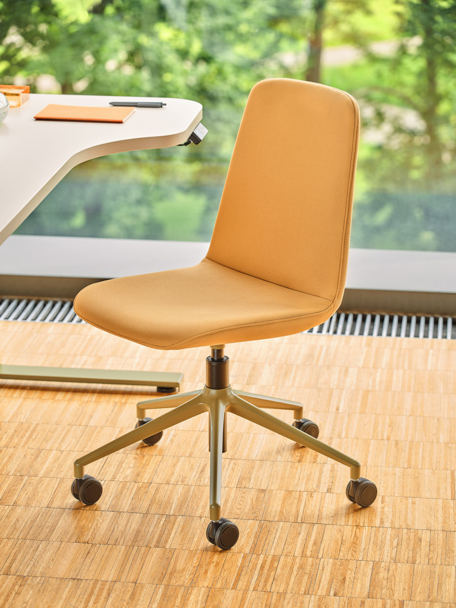 Ulti UKP22: Eleganter Drehstuhl mit Rollen, anpassbarer Höhe, stilvolles Design und komfortable Sitzfläche, perfekt für jedes moderne Arbeitsumfeld.