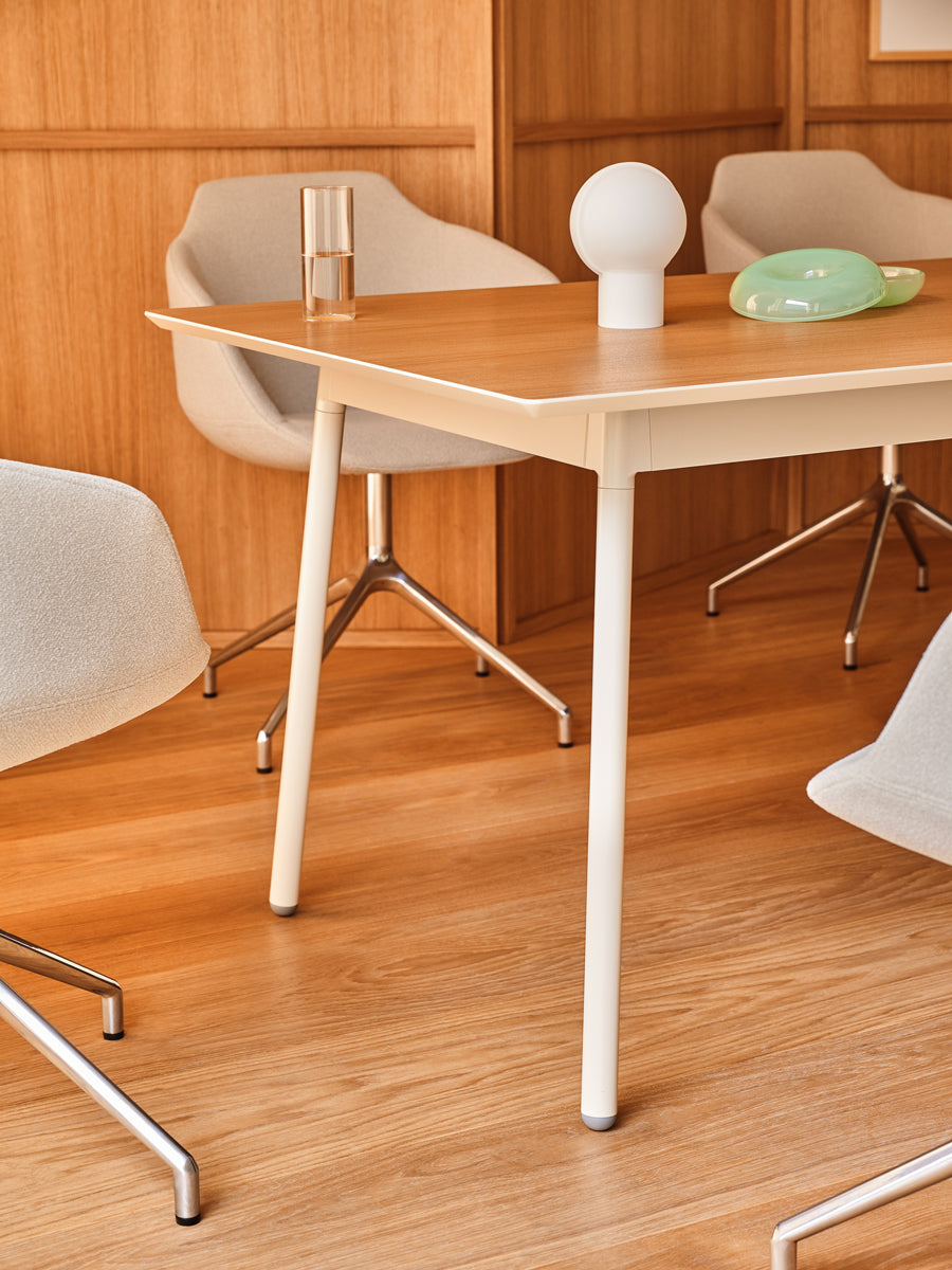 Eleganter Drehstuhl Ultra UFBPP19 von Mdd mit glänzendem Aluminiumgestell und komfortabler Sitzfläche, perfekt für moderne Arbeitsumgebungen.