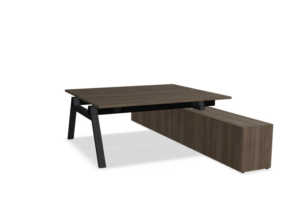 Bild zeigt den Viga V1824M Doppelschreibtisch mit integriertem Managerschrank, helles Holzfinish, klare Arbeitsfläche, modernes Büro-Design, zwei Arbeitsbereiche und viel Stauraum.
