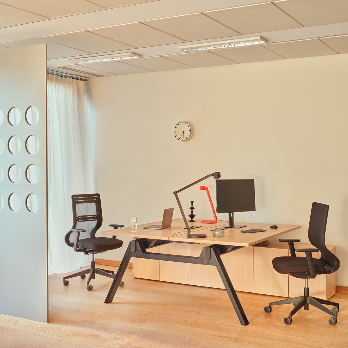 Eleganter Doppelschreibtisch Viga V1823 mit stilvollem Managerschrank, ideal für modernes Bürodesign und effiziente Arbeitsorganisation.
