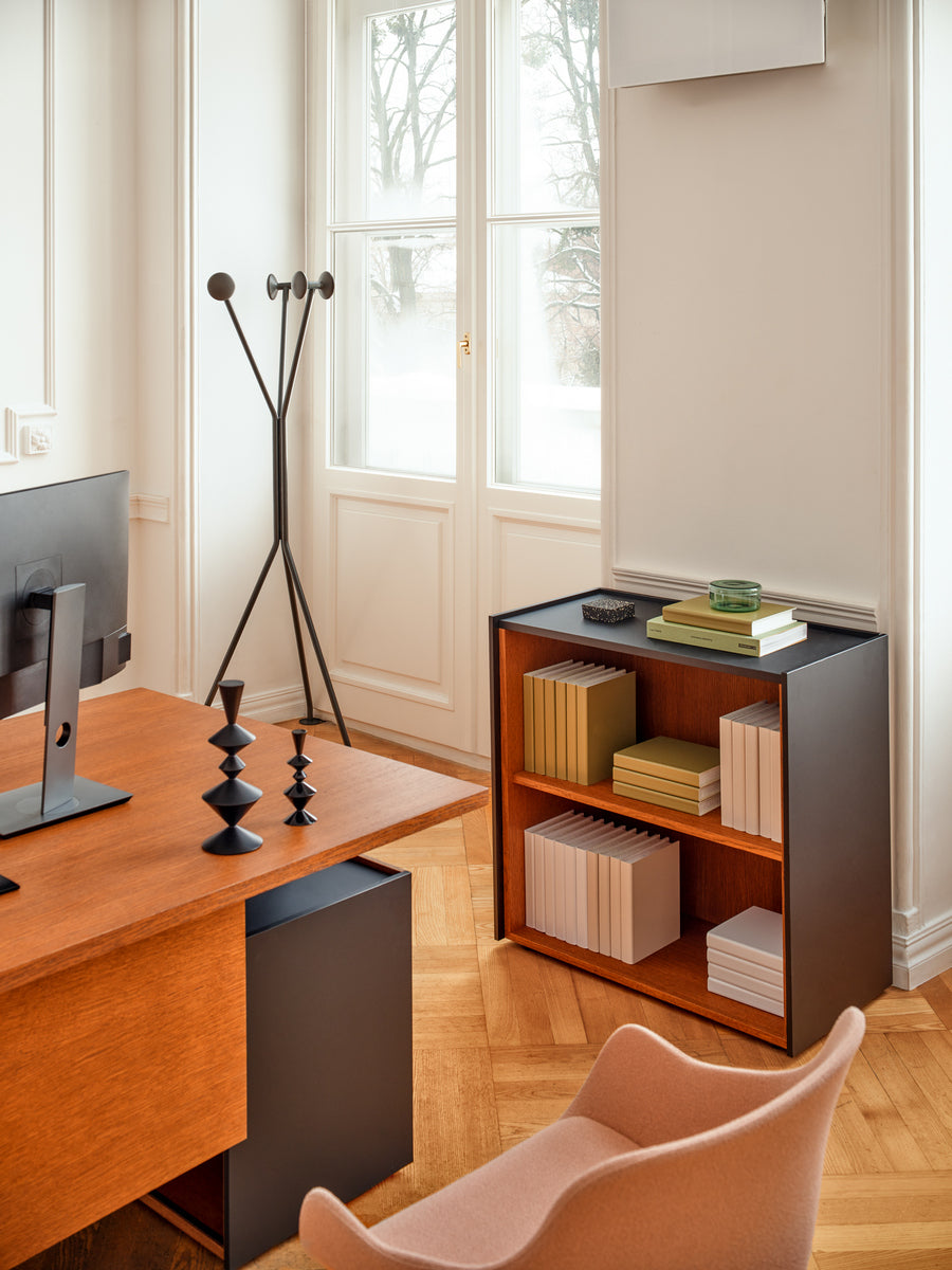 Das Viga V27M Standregal von Mdd präsentiert sich in einem warmen Naturholz-Finish, mit eleganten offenen Fächern für stilvolle Aufbewahrung.