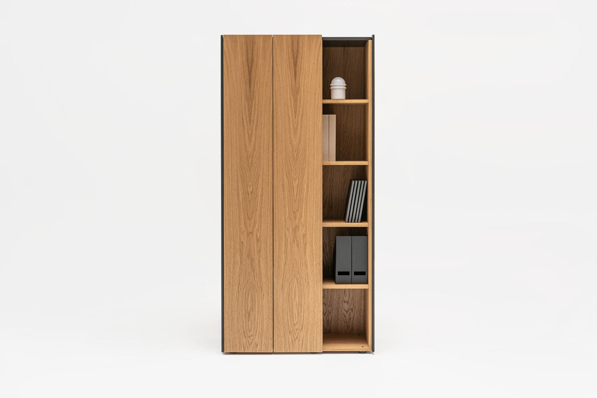 Schwarzer Kleiderschrank Viga mit geschlossenem Fach, ausziehbarem Kleiderbügel und offenen Regalfächern, Front in dunkler Walnuss, Hersteller Mdd.