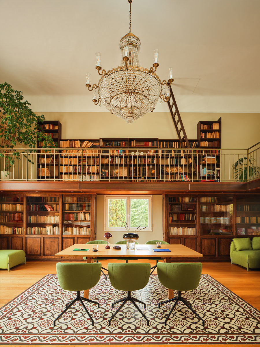 Eleganter Viga V240SM Esstisch in dunkler Holzfarbe, rechteckig und modern, ideal für stilvolle Essbereiche und gesellige Runden.