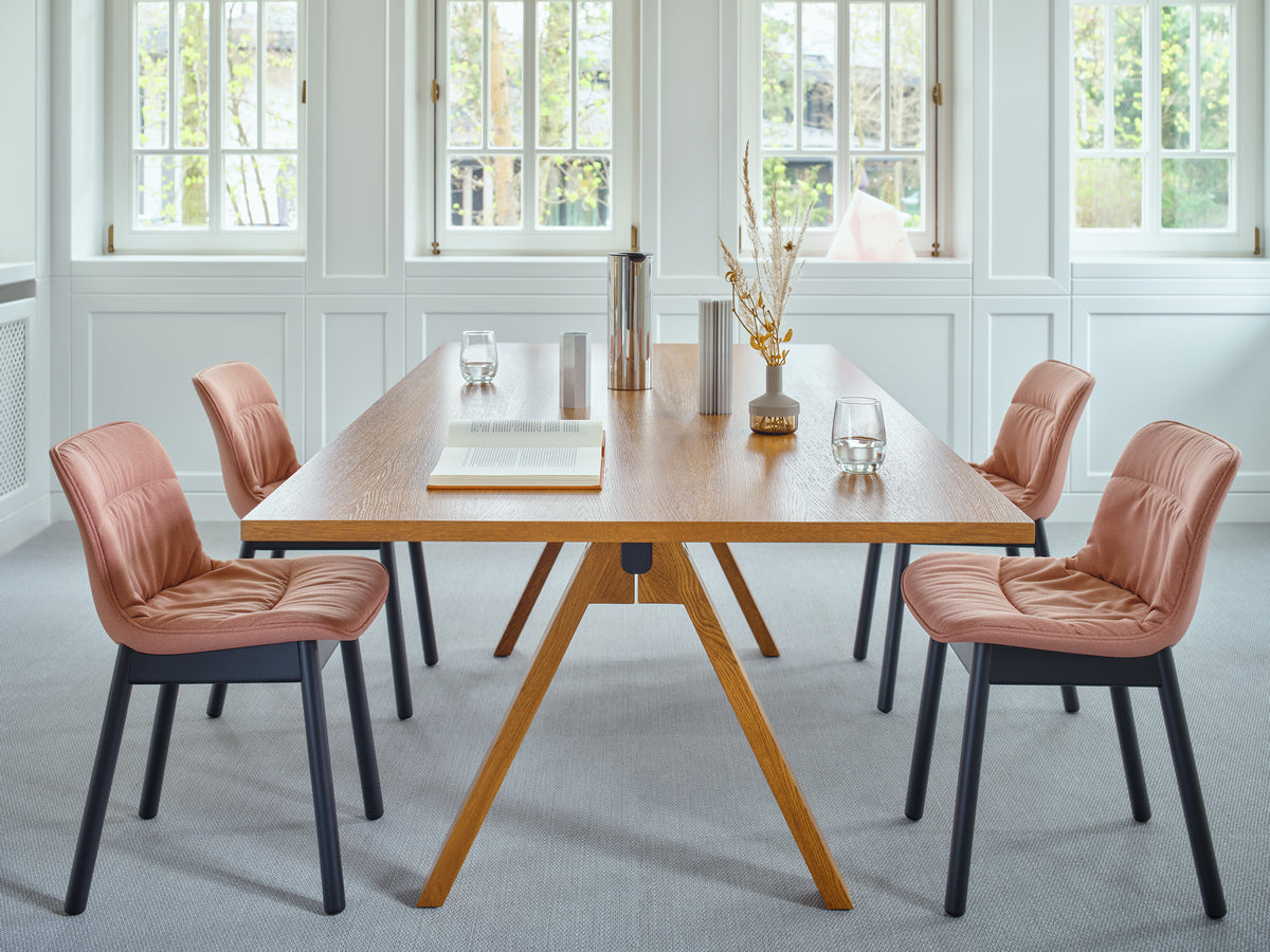 Moderner Viga V240SM Esstisch aus edlem Dunkelholz, rechteckig, perfekt für gemütliche Esszimmer und gesellige Zusammenkünfte.