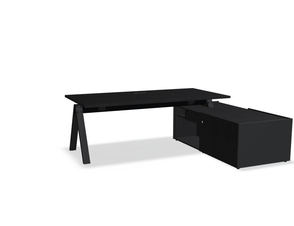 Chefschreibtisch Viga von Mdd in Dunkle Walnuss mit anodisiertem Aluminium-Gestell, Naturholz-Eichenfuss und Furnier-Arbeitsplatte im Büroraum.