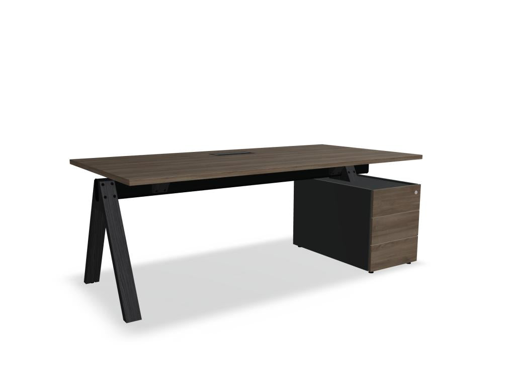 Bild eines modernen Chefschreibtischs Viga V08PM mit integrierter Schubladen-/Container-Einheit, helles Holzfinish, silbernes Metallgestell, optimal für Büro- oder Heimbereich.