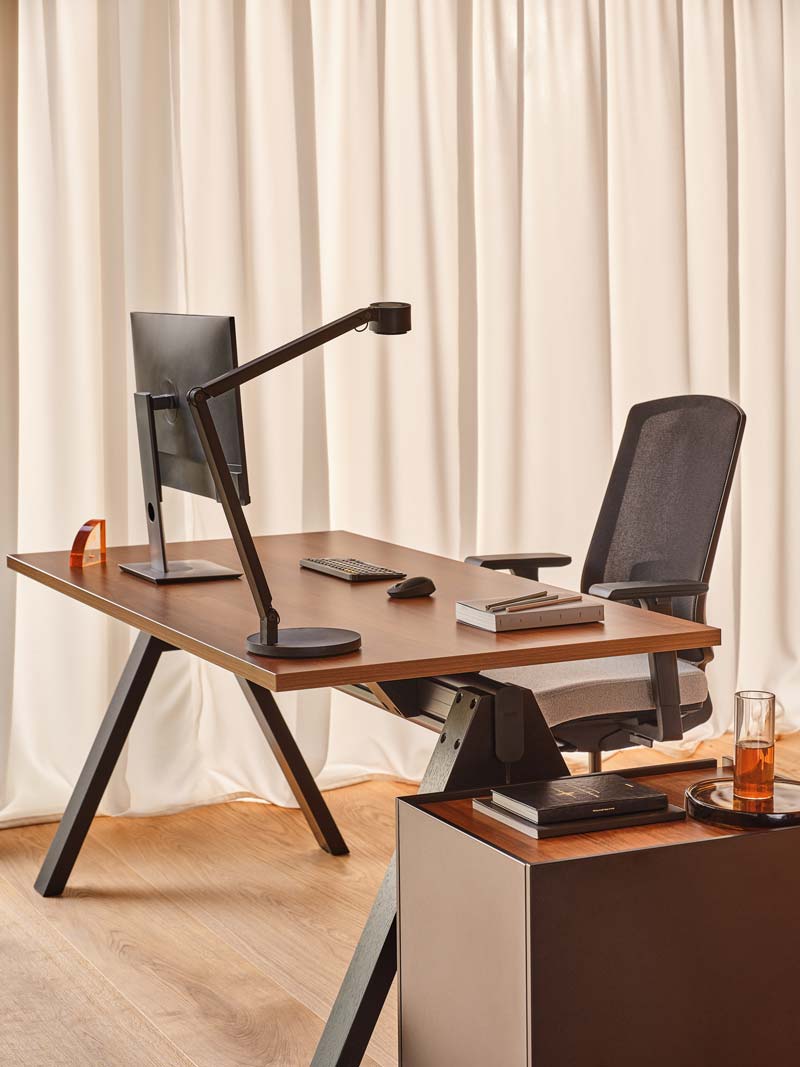 Eleganter Viga V16E4 Schreibtisch mit stilvollem Design, ideal für produktives Arbeiten im Home-Office oder Büro, bietet viel Platz und Funktionalität.
