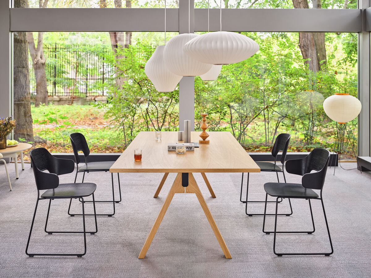 Moderner Viga V16E4 Schreibtisch mit klaren Linien und hochwertiger Verarbeitung, perfekt für produktive Arbeitsumgebungen und Home Offices.