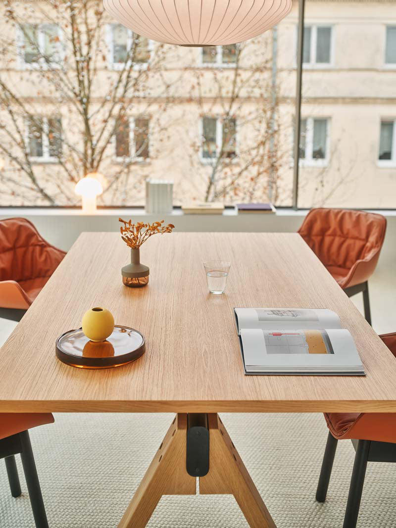 Eleganter Viga V16E4 Schreibtisch mit minimalistischer Ästhetik, ideal für stilvolle Büros und kreative Arbeitsplätze.