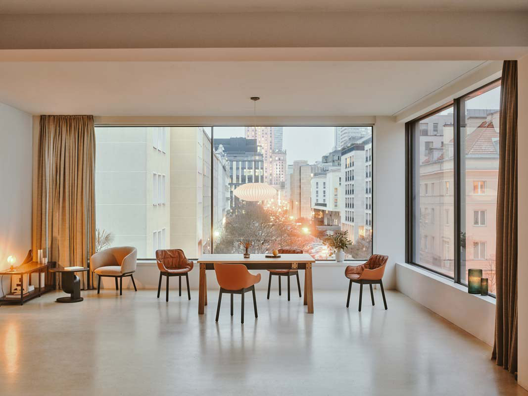 Moderner Viga V16E4 Schreibtisch mit klaren Linien und funktionalem Design, perfekt für produktive Arbeitsumgebungen und Home Offices.