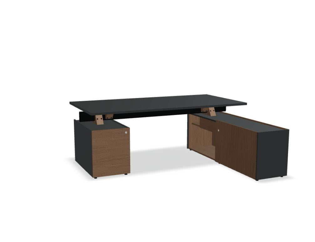 Bild zeigt den Viga V10P Chefschreibtisch mit integriertem Managerschrank und Container, zeitloses Büro-Setup, ergonomische Arbeitsfläche, neutrale Holztöne.
